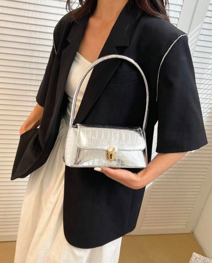 Bolso metalizado con hebilla
