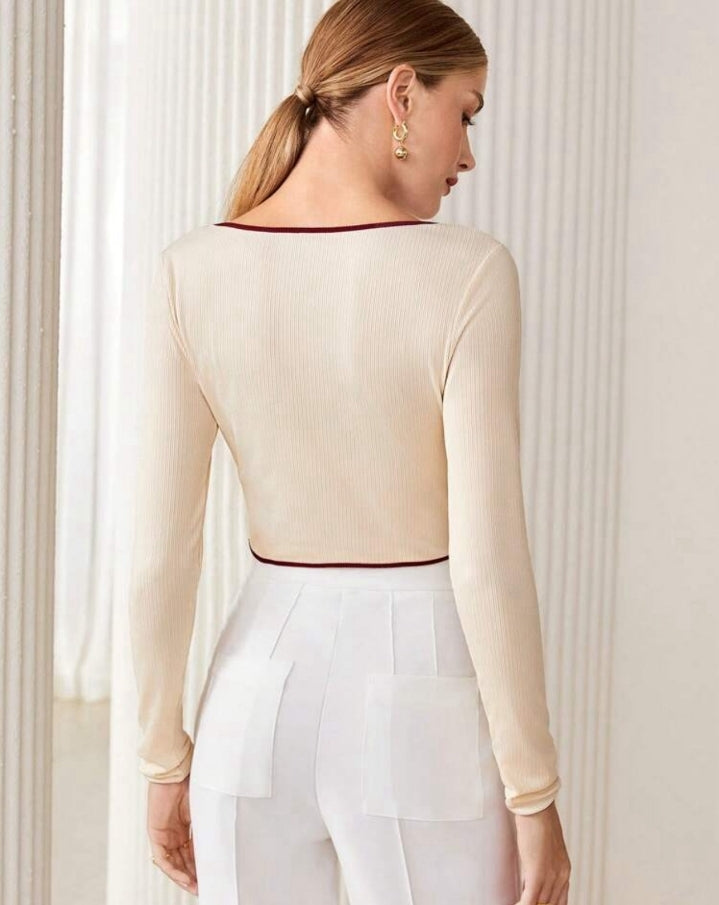 Crop top acanalado, beige con contraste vinotinto - Escote corazón