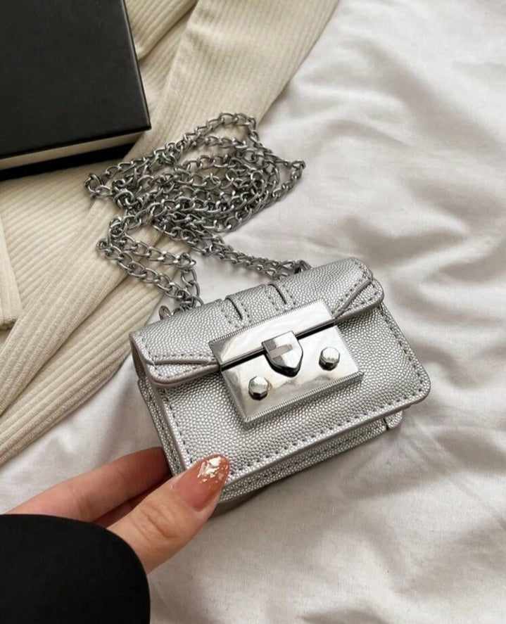 Bolso mini plateado con correa de cadena