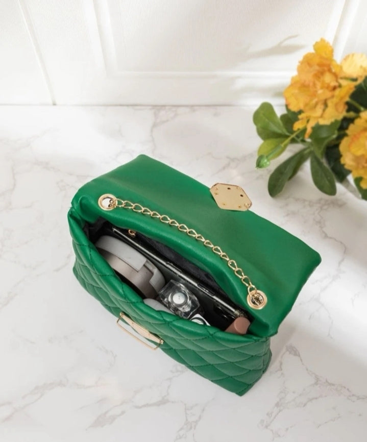 Bolso verde con cadena minimalista