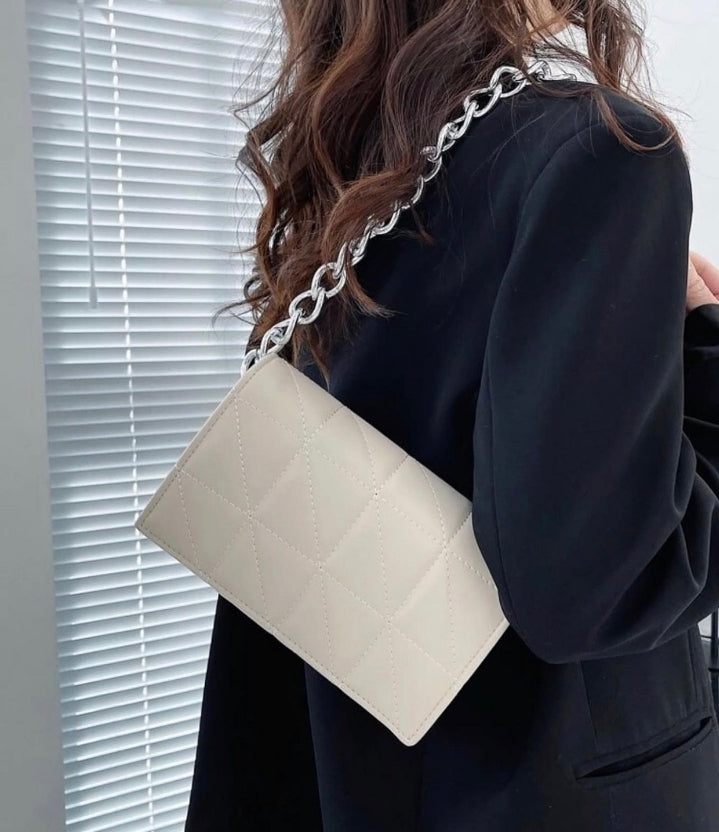 Bolso cuadrado con cadena