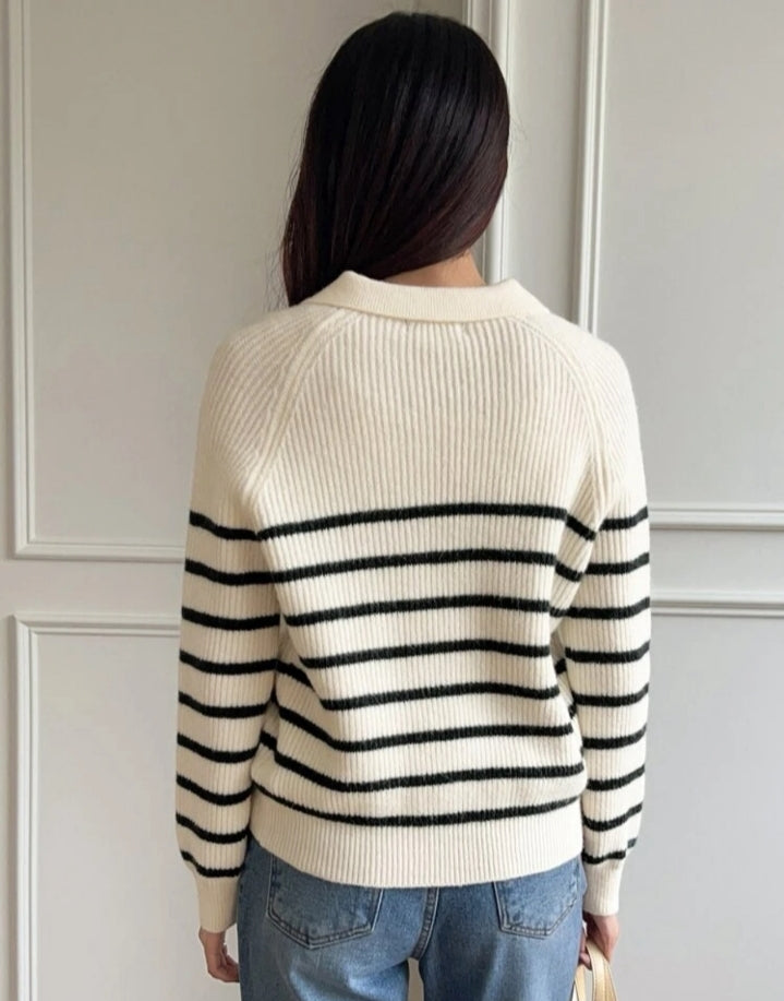 Sueter con cuello v a rayas, tejido