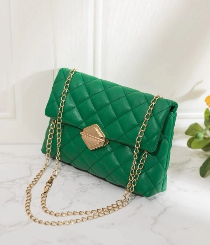Bolso verde con cadena minimalista