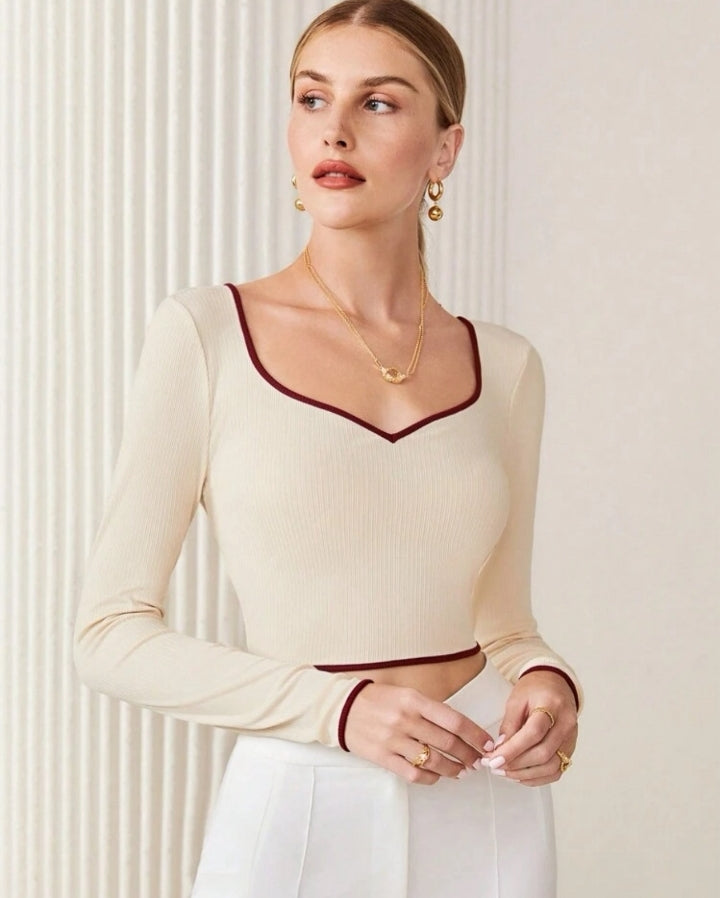 Crop top acanalado, beige con contraste vinotinto - Escote corazón