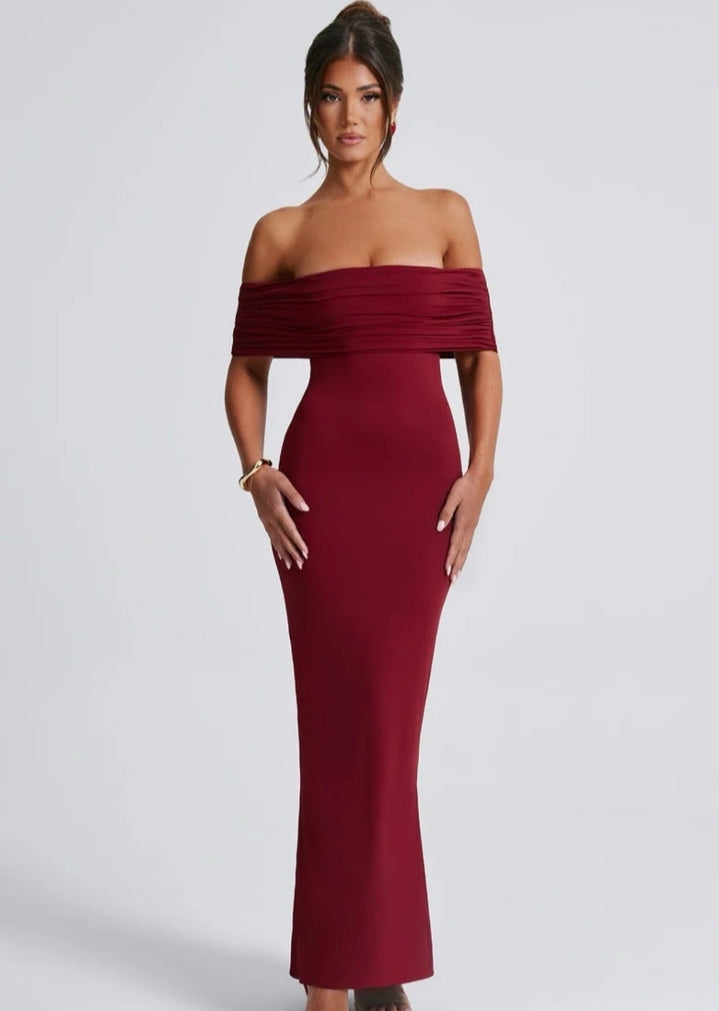 Vestido vinotinto, cuello bandeja escote en la espalda