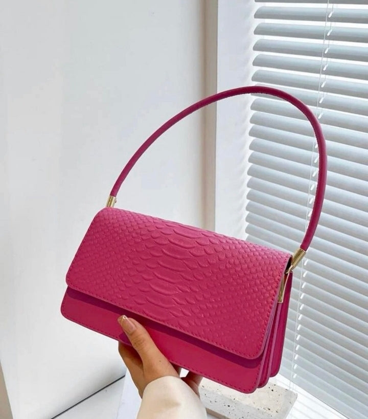 Bolso rosa con relieve