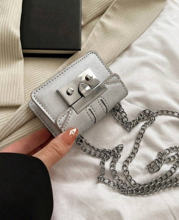Bolso mini plateado con correa de cadena