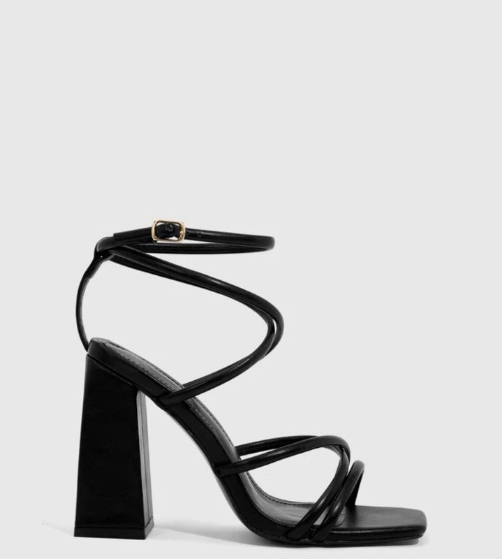 Sandalias con correa de tobillo color negro