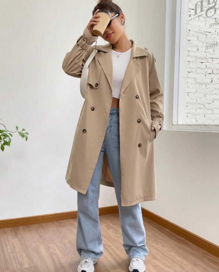 Gabardina con cinturón y doble dotonadura con cuello de solapa