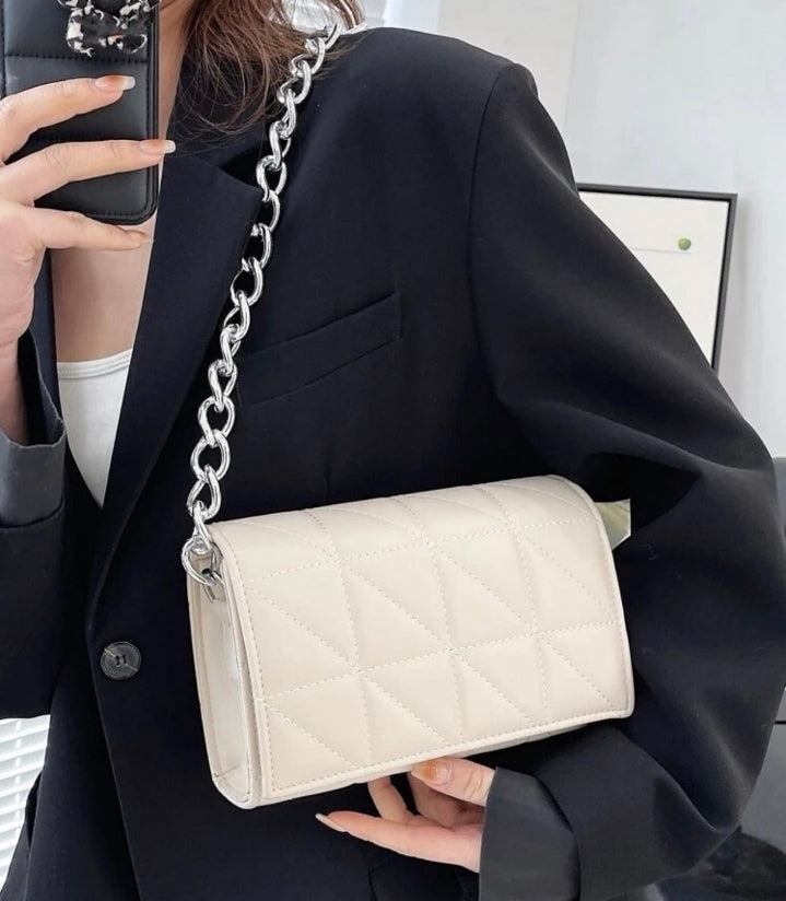 Bolso cuadrado con cadena