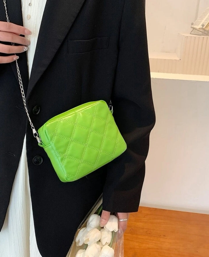 Bolso cuadrado con rombo de cadena