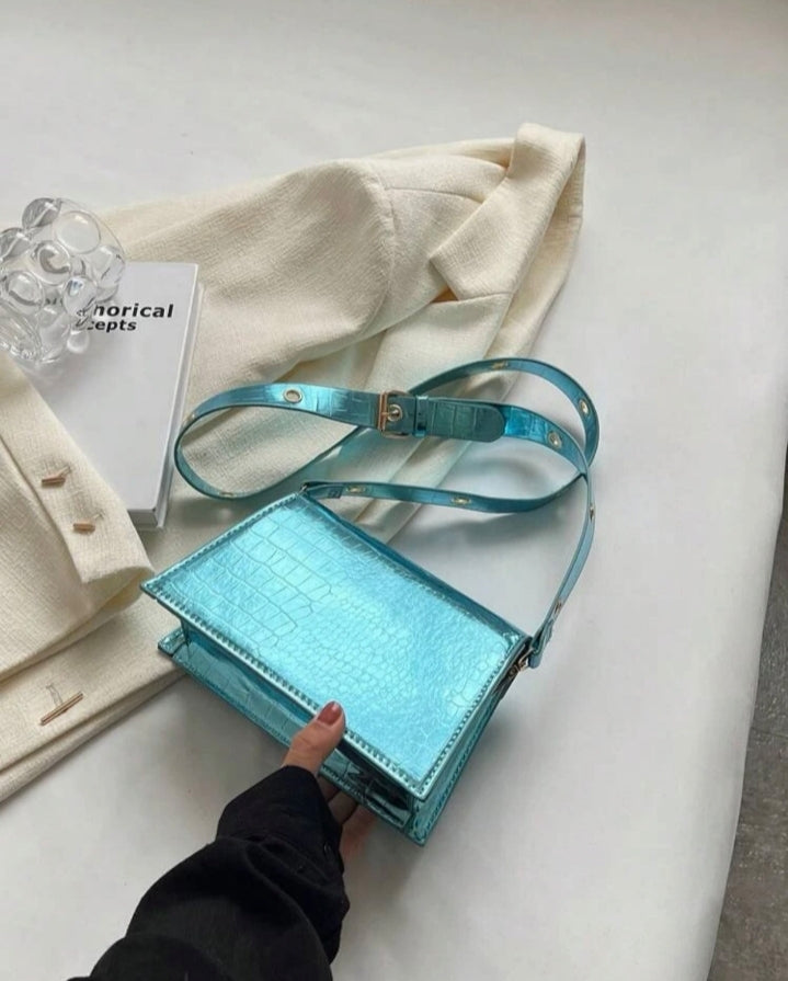 Bolso cuadrado con solapa, relieve cocodrilo