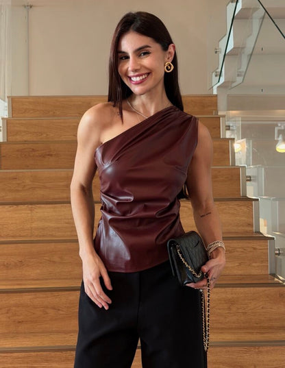 Blusa asimétrica en cuerina