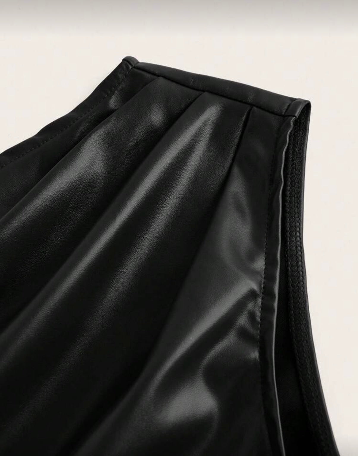 Blusa Asimétrica en cuerina/ negro