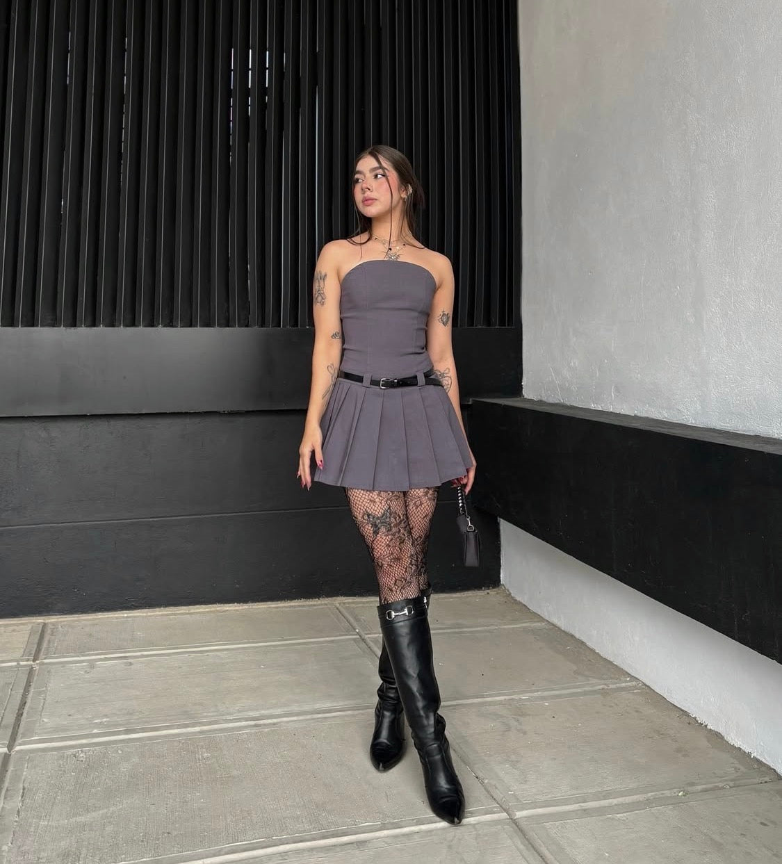 Vestido estraple con falda de prences