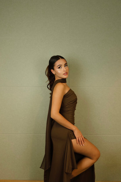 Vestido mocha con pashmina delgada
