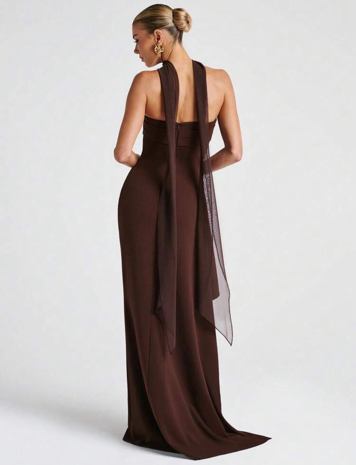 Vestido mocha con bufanda delgada