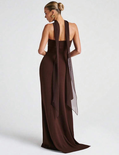 Vestido mocha con bufanda delgada