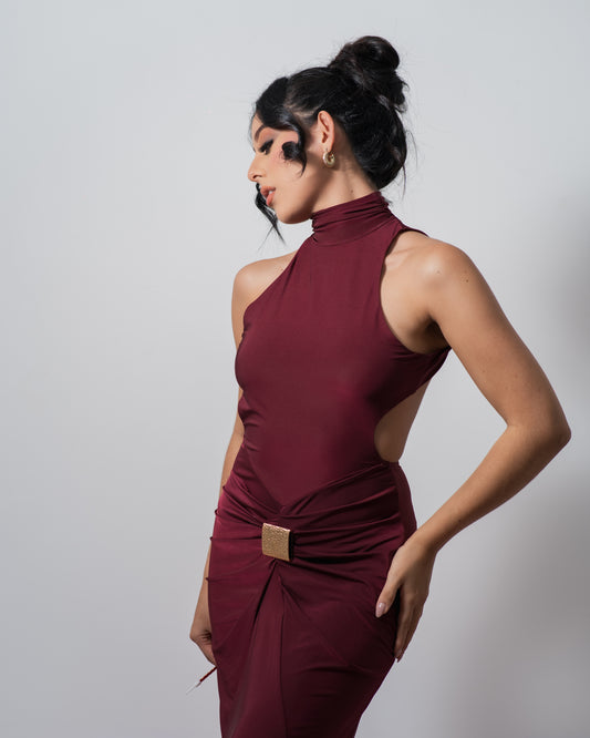 Vestido burdeos con hebilla metálica