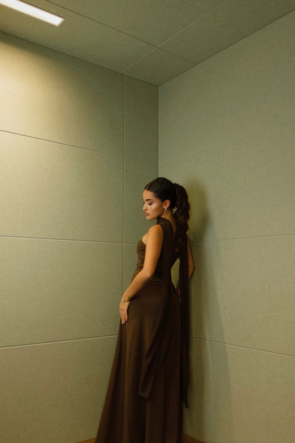 Vestido mocha con pashmina delgada