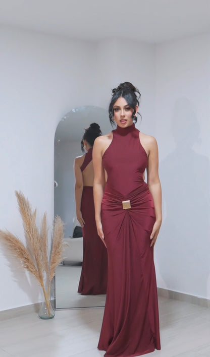 Vestido burdeos con hebilla metálica