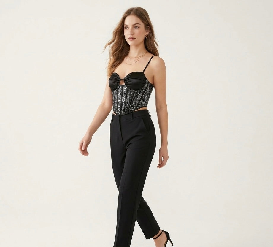 Crop top con lentejuelas y abertura delantera