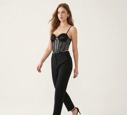 Crop top con lentejuelas y abertura delantera