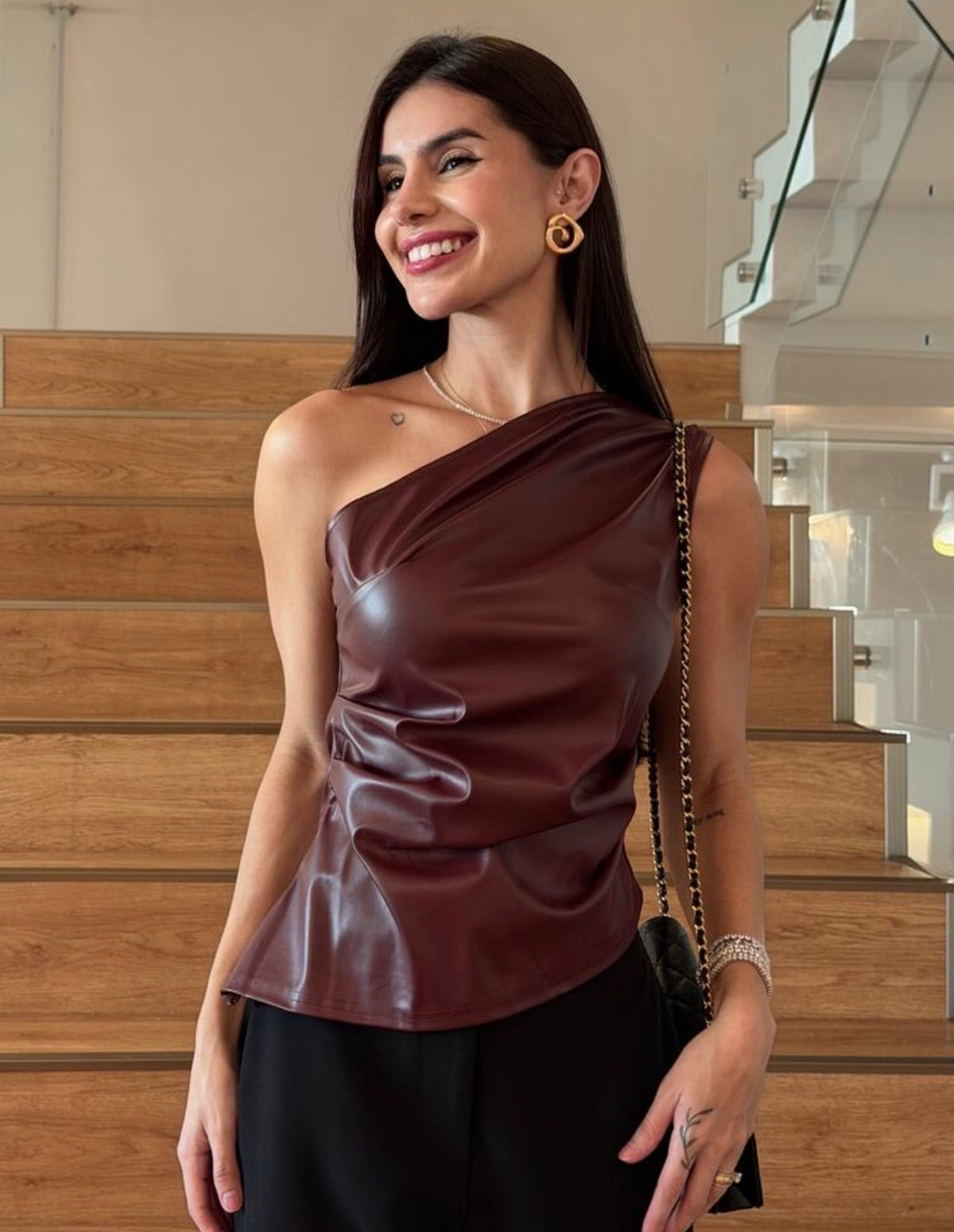 Blusa asimétrica en cuerina