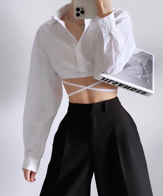 Blusa tipo crop top de amarrar en la cintura