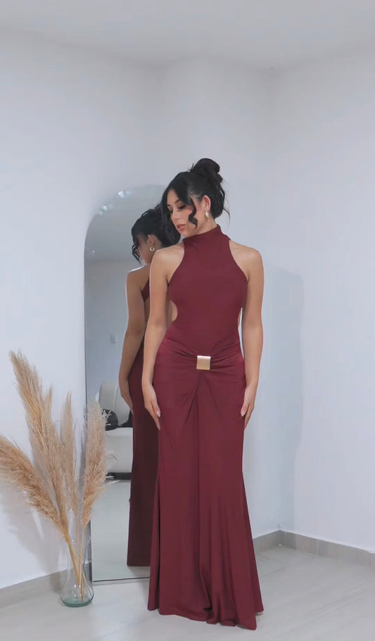 Vestido burdeos con hebilla metálica