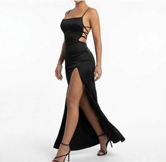 Vestido largo color negro en satin, espalda tipo corset