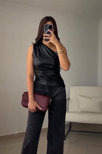 Blusa Asimétrica en cuerina/ negro