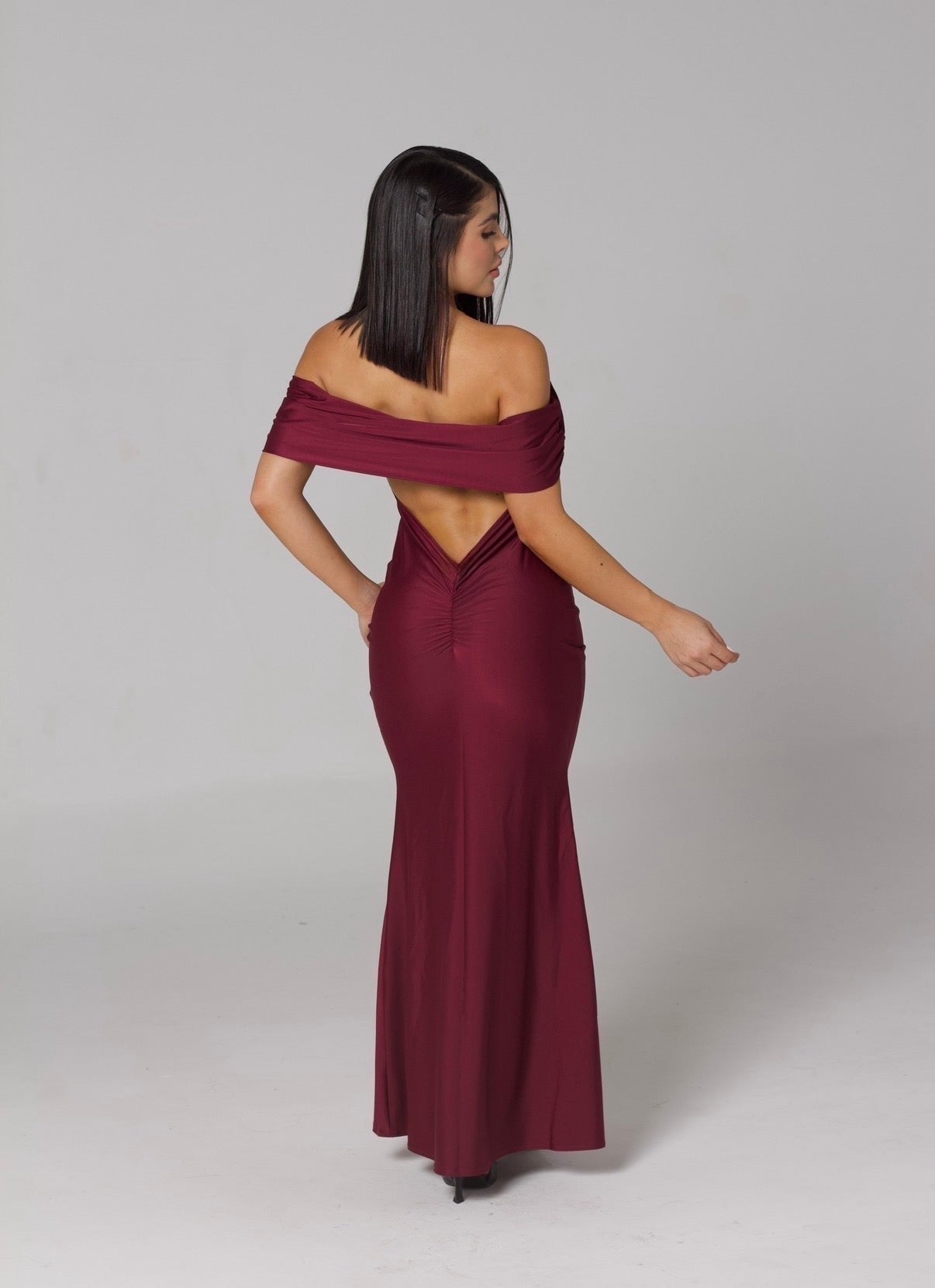 Vestido vinotinto, cuello bandeja escote en la espalda