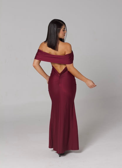 Vestido vinotinto, cuello bandeja escote en la espalda