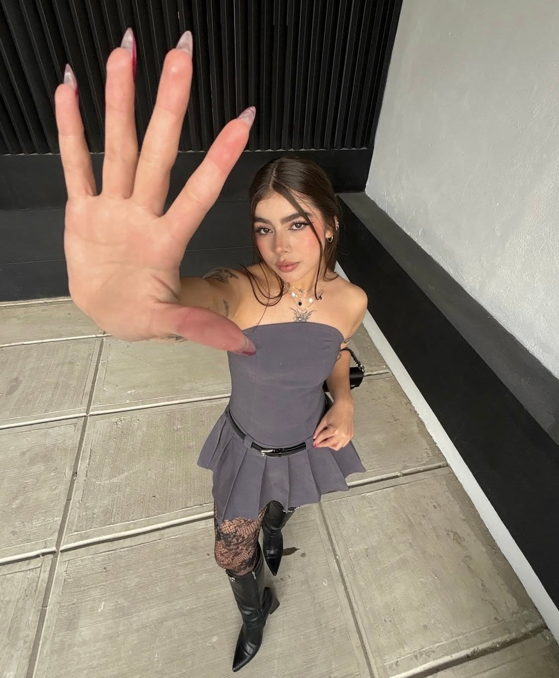 Vestido estraple con falda de prences