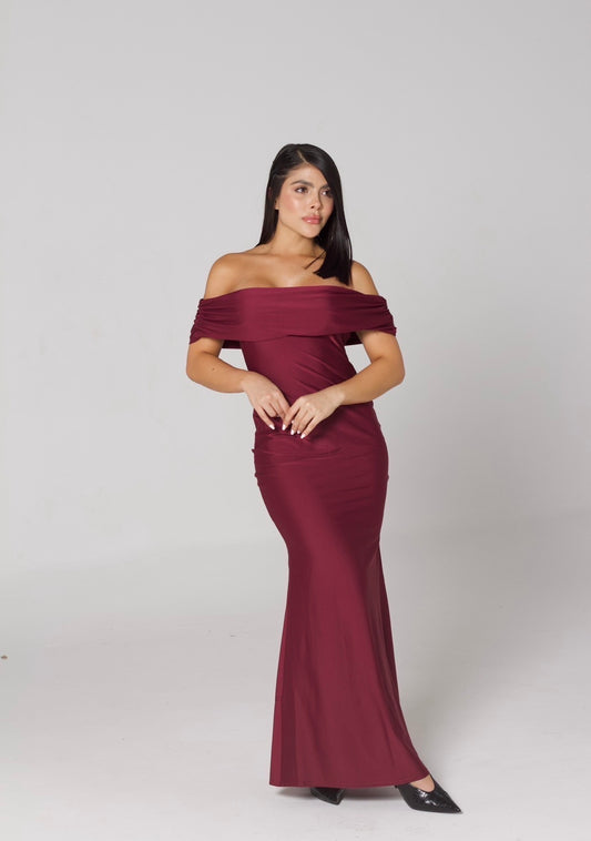 Vestido vinotinto, cuello bandeja escote en la espalda