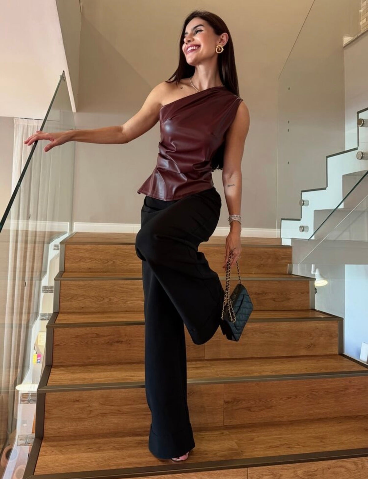 Blusa asimétrica en cuerina