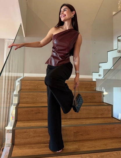 Blusa asimétrica en cuerina