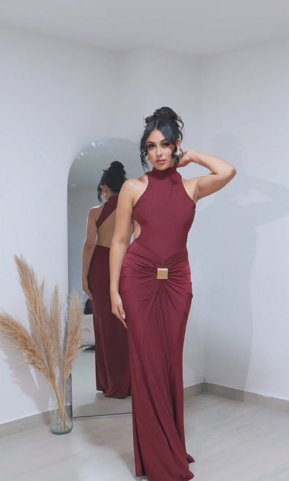 Vestido burdeos con hebilla metálica