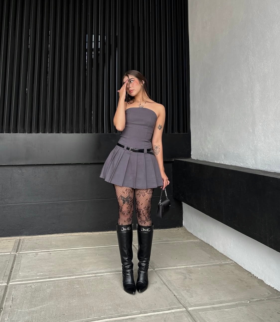 Vestido estraple con falda de prences