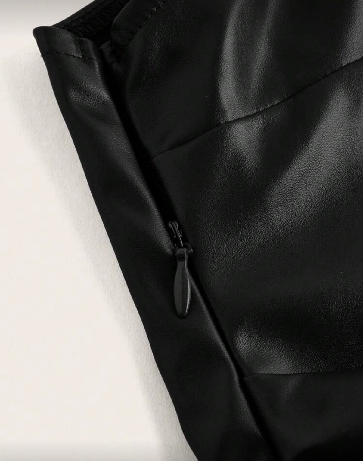 Blusa Asimétrica en cuerina/ negro