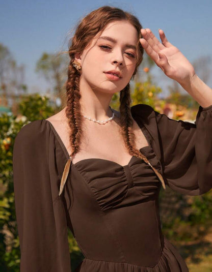 Vestido marrón escote corazón manga farol