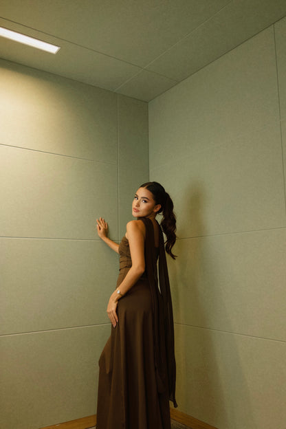 Vestido mocha con pashmina delgada
