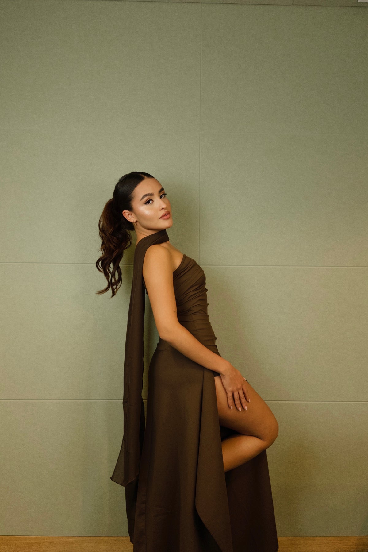 Vestido mocha con pashmina delgada