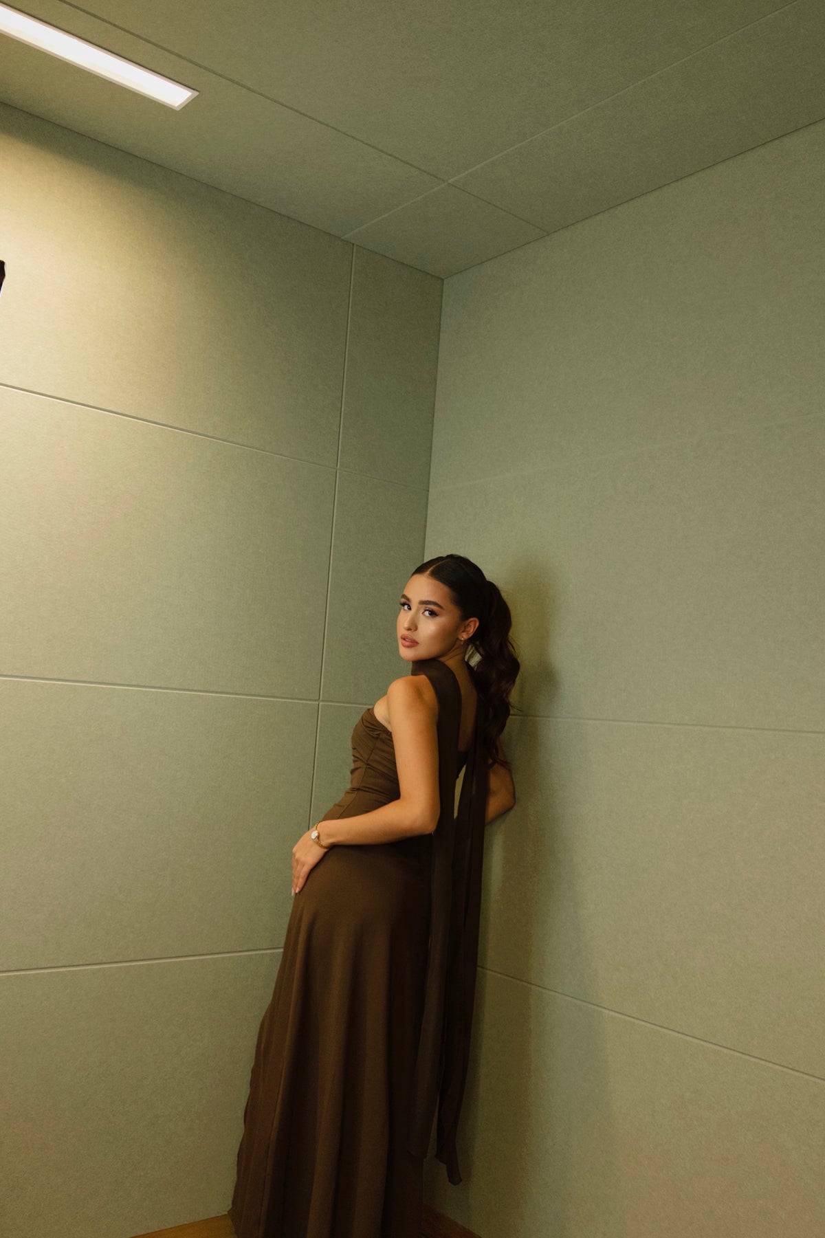 Vestido mocha con pashmina delgada