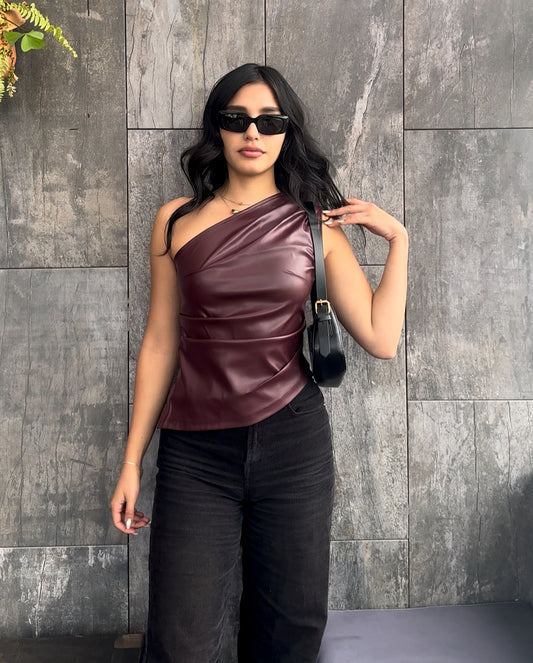 Blusa asimétrica en cuerina