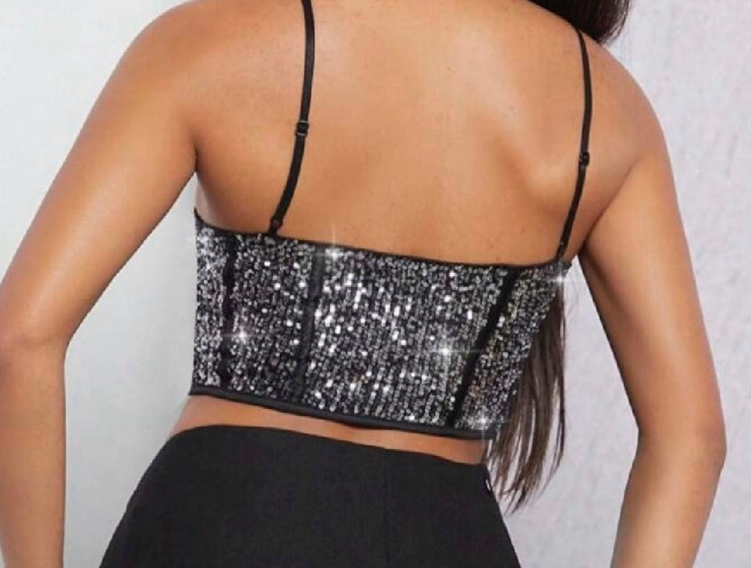 Crop top con lentejuelas y abertura delantera