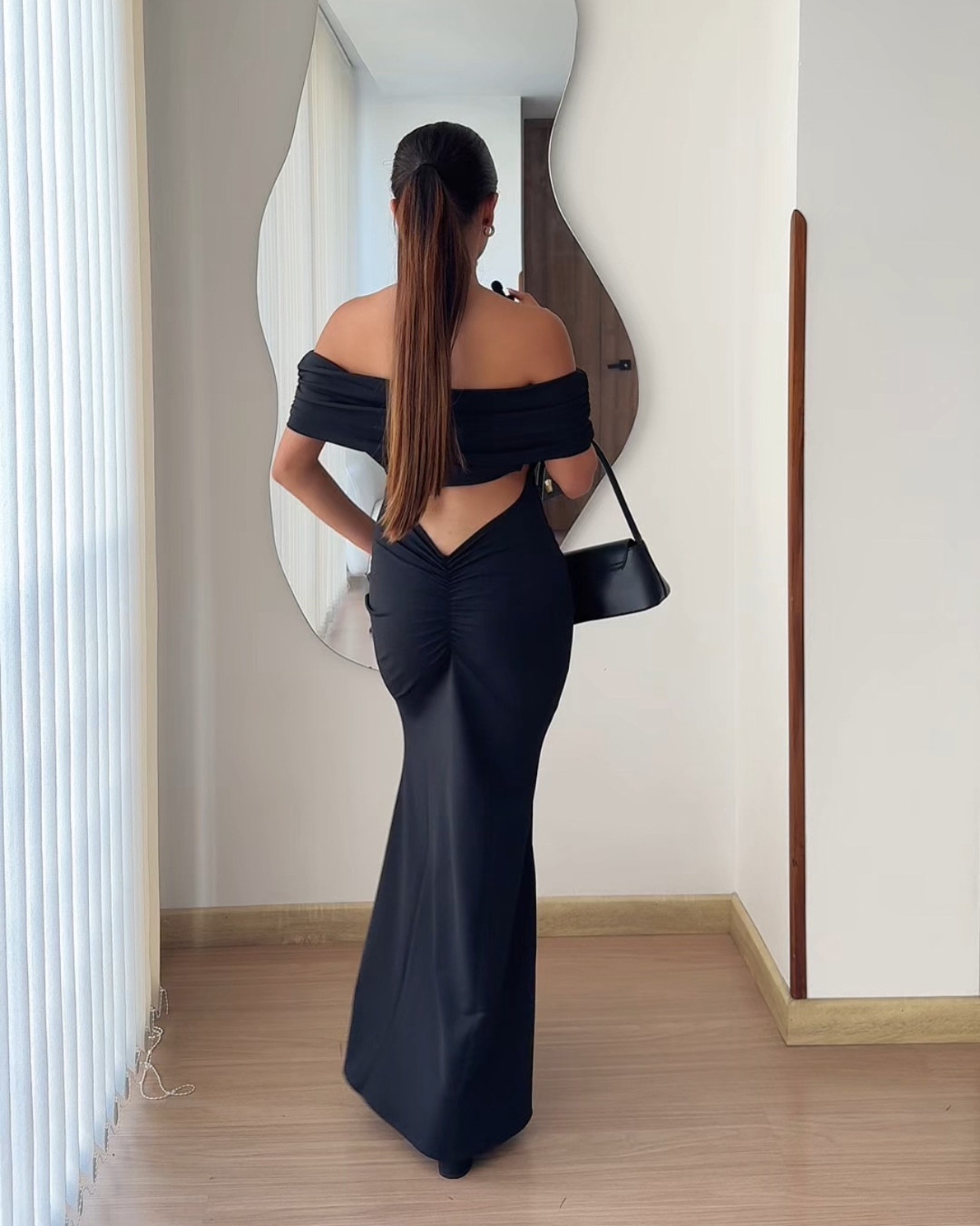 Vestido negro cuello bandeja escote en la espalda