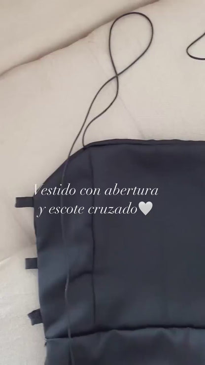 Vestido con abertura y escote cruzado