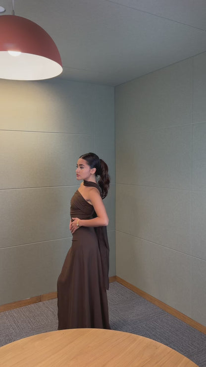 Vestido mocha con bufanda delgada